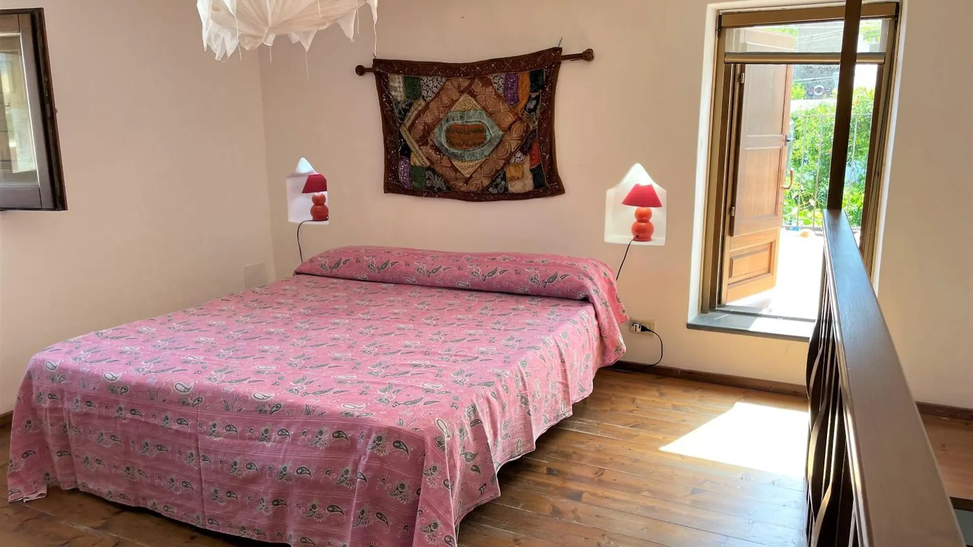 Apartment Casa Didime, Al Centro Di Malfa A Soli 600 Mt Dalla Spiaggia Italy